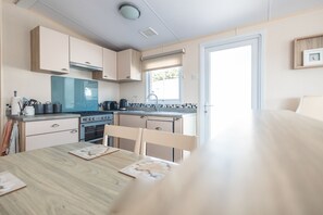 Fridge, microwave, oven, dishwasher - Pineview Retreat - a three bedroom property on Shorefield Country Park, Milford on Sea (Lymington)