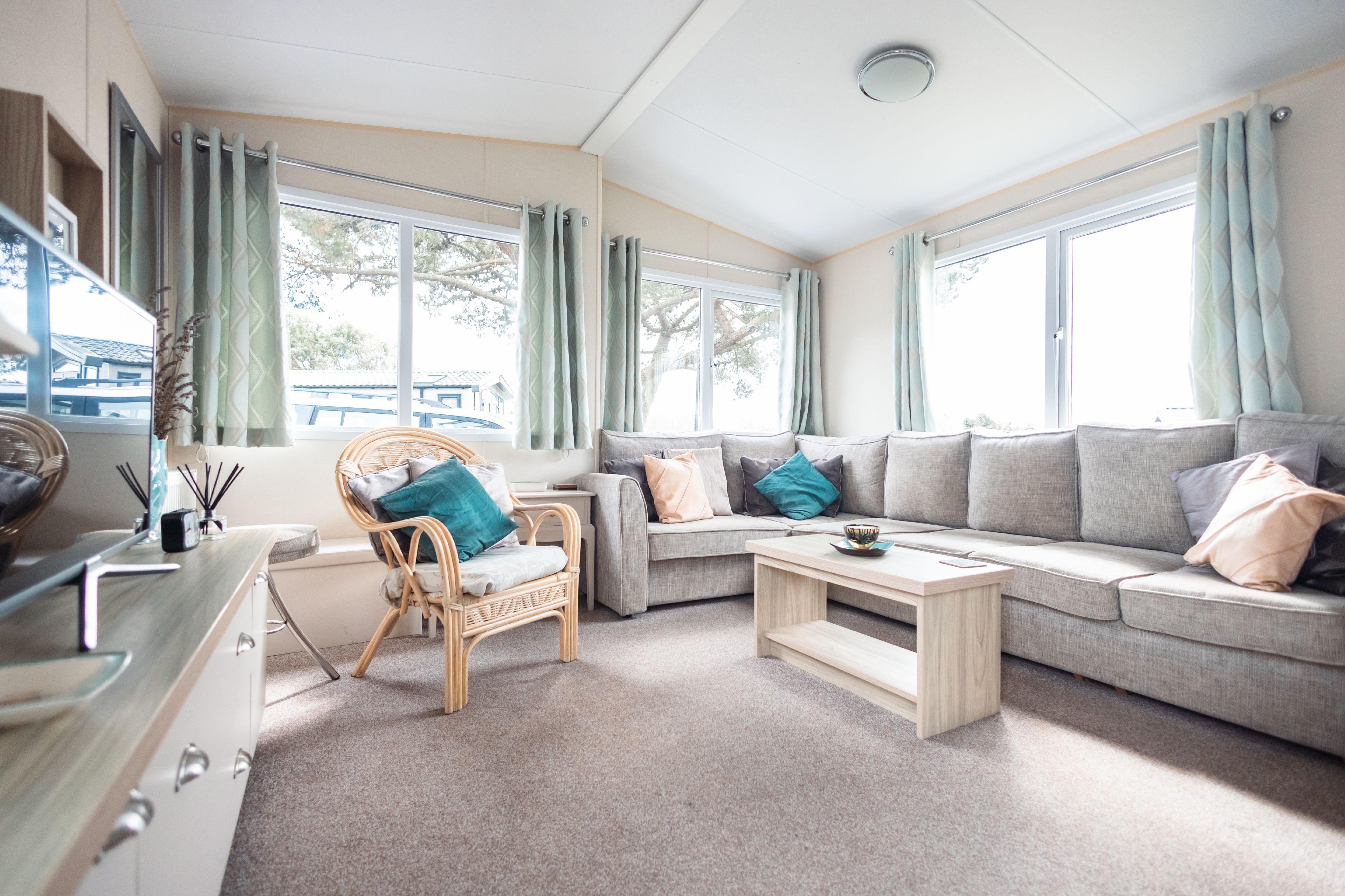 Ein gemütliches Wohnzimmer mit einer Couch, einem Sessel, einem Couchtisch und einem Essbereich mit Tisch und Stühlen.