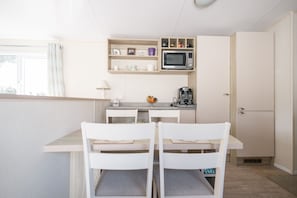 Dining - Pineview Retreat - a three bedroom property on Shorefield Country Park, Milford on Sea (Lymington)