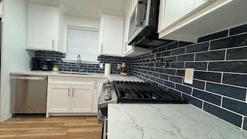 Microondas, horno, placa de cocina y lavavajillas