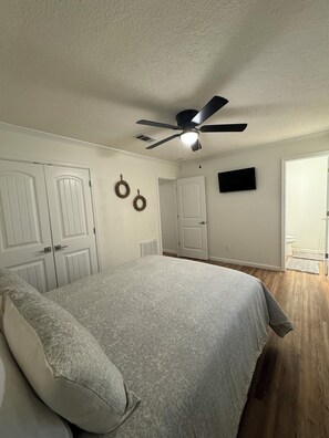 3 bedrooms, iron/ironing board, WiFi, bed sheets - A Home Away From Home - Rest, Relax, & Enjoy (Alexandria)
