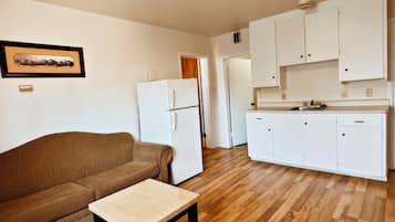 Suite, 1 cama de matrimonio con sofá cama, cocina básica, planta baja | Cocina básica privada | Hervidor eléctrico