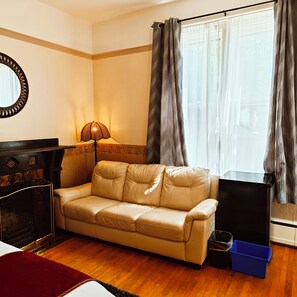 Habitació doble clàssica, 1 llit de matrimoni gran, planta baixa | Sala d'estar | Televisor de pantalla plana de 32 polzades amb canals digitals 