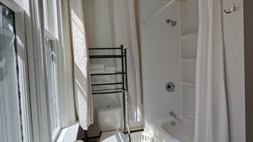 Classic Double Room, 1 King Bed, Ground Floor | Bathroom