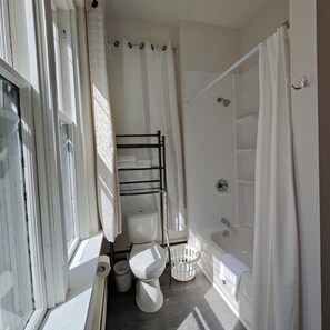 Doppia Classic, 1 letto king, al piano terra | Bagno | Combinazione doccia/vasca, asciugacapelli, asciugamani, sapone
