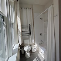 Bañera con ducha, secador de pelo, toallas, jabón