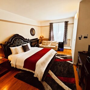 Classic Double Room, 1 King Bed, Ground Floor | Premium bedding, down comforters, individually decorated - Andy's Blue House (Charlottetown)