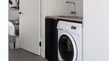 Apartment, 1 Queen Bed | Laundry
