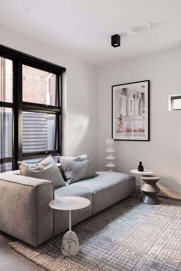 公寓, 2 间卧室 | 起居区 | 42-英寸智能电视（配备数码频道）