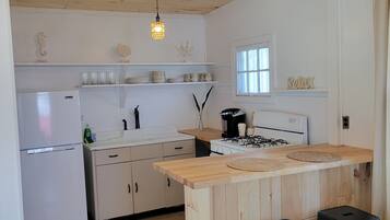 Fridge, oven, stovetop, cookware/dishes/utensils