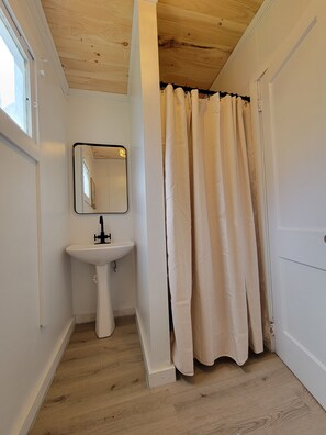 Shower, toilet paper - Sylvan Beach Cottage in the heart of Sylvan Beach NY (Sylvan Beach)