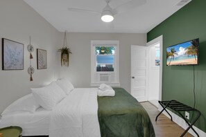 3 bedrooms, desk, iron/ironing board, travel crib