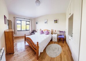 5 Schlafzimmer, Schreibtisch, Bügeleisen/Bügelbrett, kostenloses WLAN