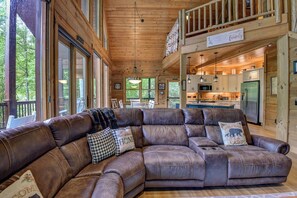 Smart TV, fireplace, books - A Beary Nice Cabin - 3 Bed 3.5 Bath, Hot Tub, Fishing, Pet Friendly (Vilas)
