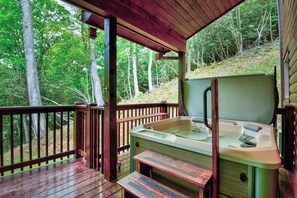 Outdoor spa tub - A Beary Nice Cabin - 3 Bed 3.5 Bath, Hot Tub, Fishing, Pet Friendly (Vilas)
