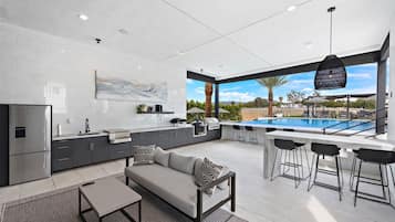 Smart TV, chimenea, libros y videoteca