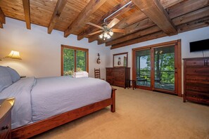 4 bedrooms, desk, iron/ironing board, free WiFi