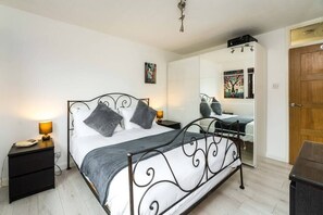 1 bedroom, iron/ironing board, WiFi, bed sheets - Luxury Islington Apartment with Balcony (Greater London)