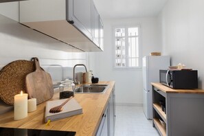 Fridge, microwave, oven, stovetop