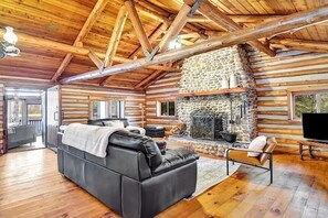 Smart TV, chimenea y estéreo 