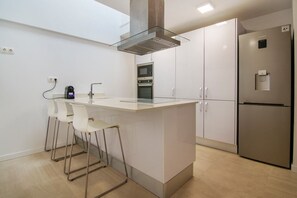 Kühlschrank, Mikrowelle, Ofen, Herdplatte