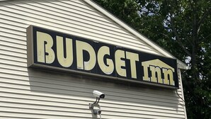 Un edifici amb un cartell que diu "BUDGET HOTEL".