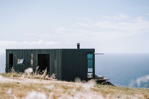 พรีเมียร์เคบิน, วิวทะเล | เครื่��องนอนระดับพรีเมียม, เตียงพร้อมฟูกเสริมที่นอน, Wi-Fi ฟรี