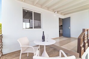 Outdoor dining - NEW Modern 1BR 1BA with Pool in Quiet Area (Noord)