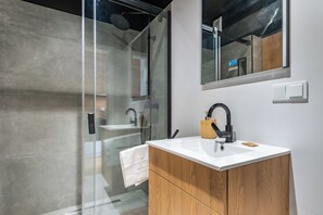 Shower, free toiletries, hair dryer, towels - Szurmana Modern Studio (Katowice)