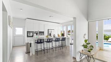 Comedor y isla de cocina