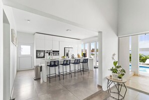 Dining tables, kitchen islands - NEW Modern Villa ~ Jacuzzi ~Pvt Pool ~ Close2Beach (Noord)