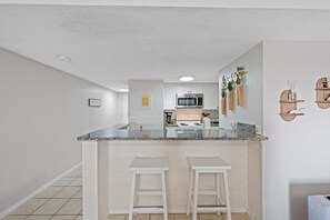 Private kitchen - Beach Front Studio in Orange Beach (Orange Beach)