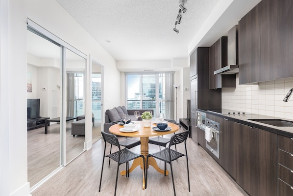 Comfort Apartment, Kitchen, City View | Living area | 55-inch LED TV with cable channels - World Wide Stays Suite - CN Tower (Toronto)