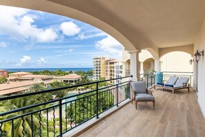 Property grounds - Designers Delight 3 BR w/ Pool, Gym, Tennis Courts (Porto Cupecoy)