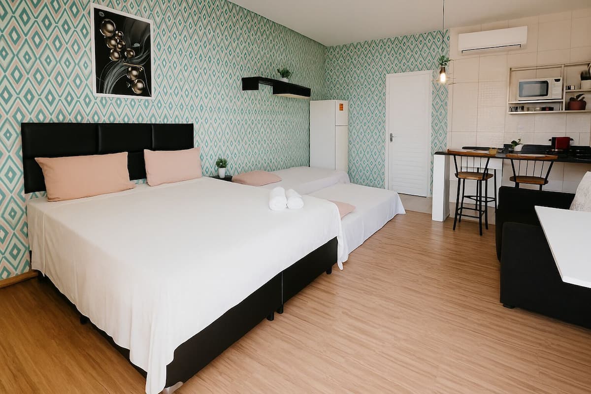 Dobbeltrom – deluxe, bakgårdsutsikt | Allergitestet sengetøy, minibar og skrivebord for bærbar PC