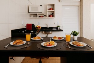 Microondas, placa de cocina, cafetera expreso, plancha de cocina