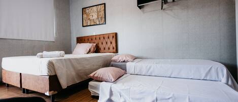 Chambre Double Familiale, vue cour intérieure | 1 chambre, literie hypoallergénique, minibar, décoration personnalisée