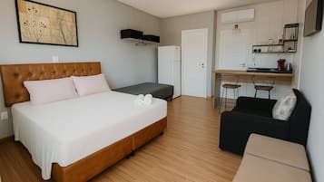 Quarto casal família, vista para o pátio | Roupas de cama antialérgicas, frigobar, individualmente decorados