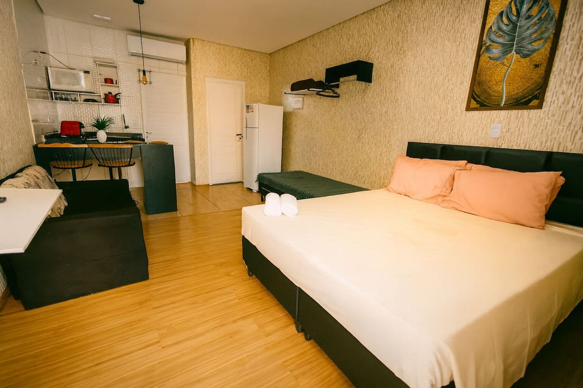 Design Studio Suite, Courtyard View | Hypo-allergenic bedding, minibar, individually decorated