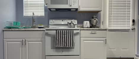 Micro-ondes, four, plaque de cuisson, serviettes en papier