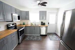 Geladeira, micro-ondas, fogão, cooktop