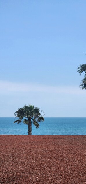 Beach nearby, sun-loungers, beach towels - Casa Del Sol Malibu
monthly luxurious condo rental in the heart of Malibu.  (Malibu)