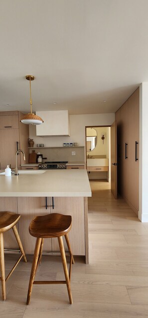 Een koelkast, een oven, een kookplaat, een vaatwasser