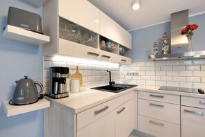 Frigorifero, microonde, forno, piano cottura