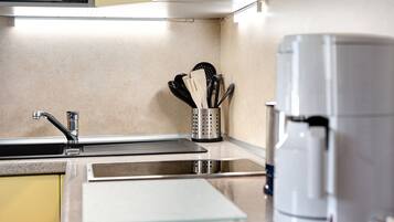 Kühlschrank, Mikrowelle, Herdplatte, Geschirrspüler