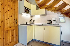 Réfrigérateur, micro-ondes, plaque de cuisson, lave-vaisselle