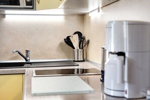 Fridge, microwave, stovetop, dishwasher - Apartment 'Fewo 14 - Halbinsel Darss - Ostsee' with Private Terrace, Shared Garden and Wi-Fi (Wieck am Darß)