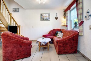 Una televisión, una mesa de tenis de mesa, un reproductor estéreo