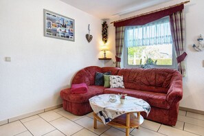 Una televisión, una mesa de tenis de mesa, un reproductor estéreo