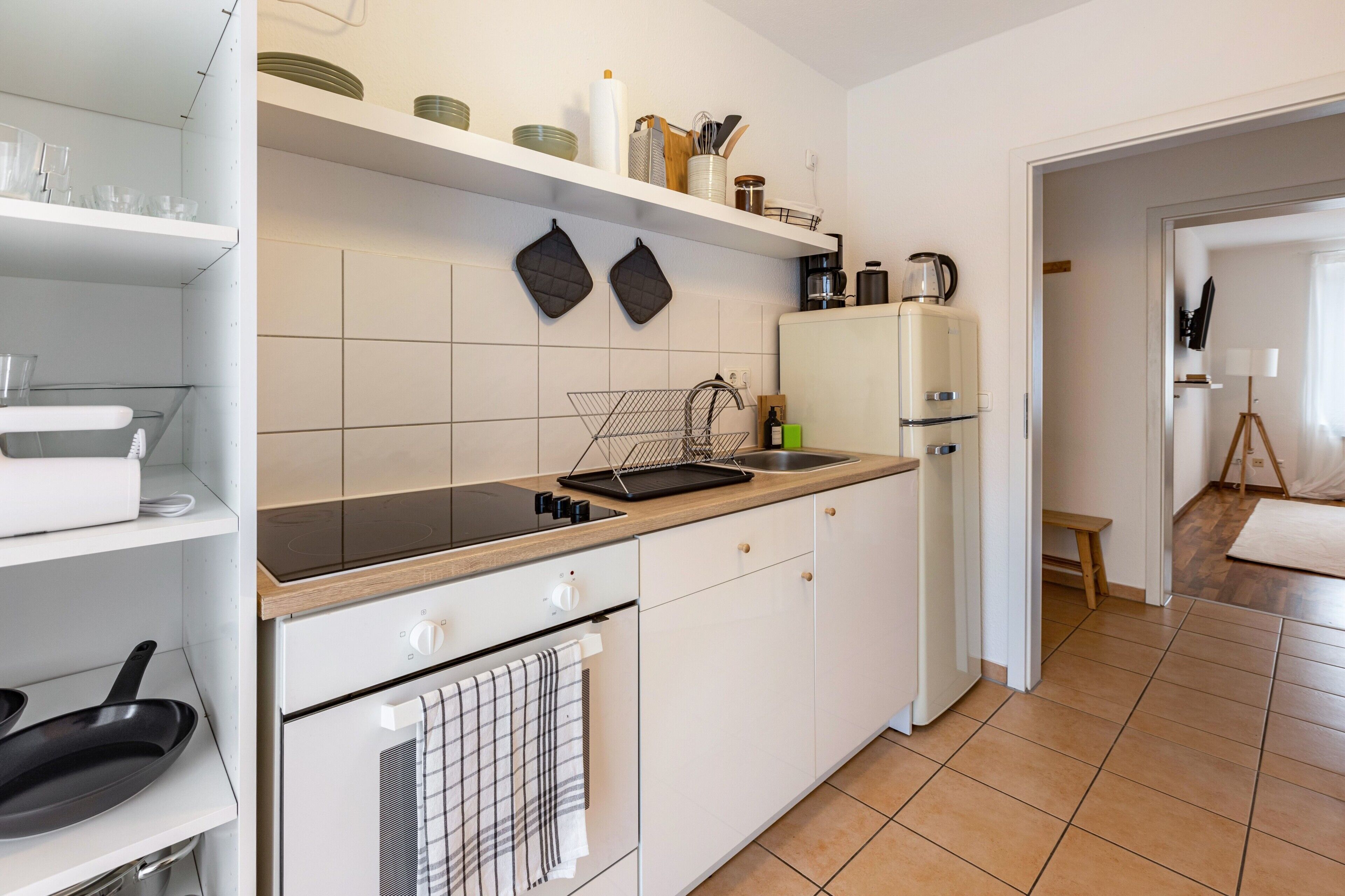 Kühlschrank, Mikrowelle, Herdplatte, Wasserkocher mit Kaffee-/Teezubehör
